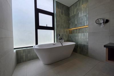 5 Bed House with En Suite in Brookside - 2