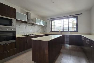 5 Bed Townhouse with En Suite in Lavington - 4