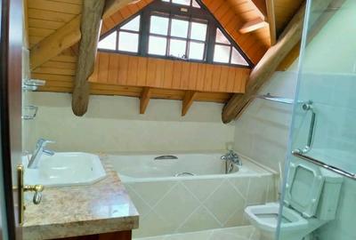 5 Bed House with En Suite at Runda