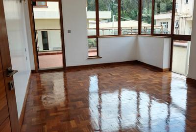 6 Bed Townhouse with En Suite at Lavington - 4