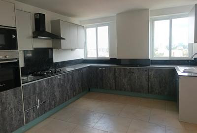 4 Bed Apartment with En Suite in Spring Valley