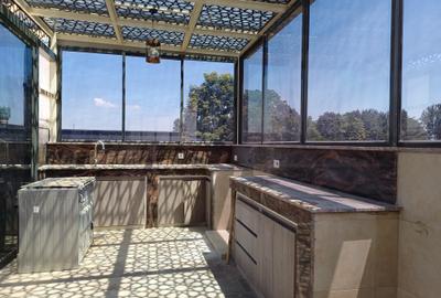 4 Bed Apartment with En Suite in Rosslyn