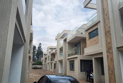 5 Bed Townhouse with En Suite in Lavington - 3