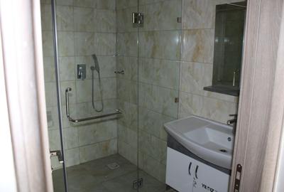 5 Bed Apartment with En Suite in Parklands - 3