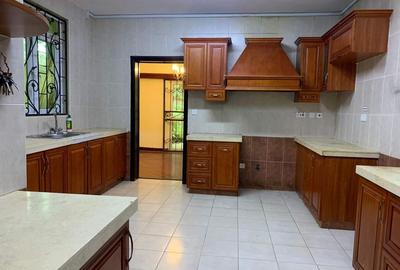 5 Bed Townhouse with En Suite at Lavington