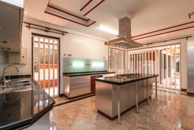 5 Bed Villa with Garden in Runda - 4