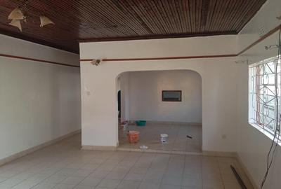 5 Bed House with En Suite at Mountain View Estate