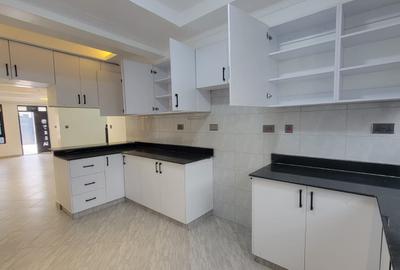 6 Bed House with En Suite in Membley - 4