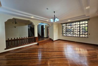 5 Bed Townhouse with En Suite at Lavington - 3