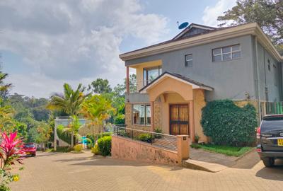 5 Bed Townhouse with En Suite at Near Westgate Mall