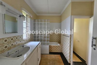4 Bed House with En Suite in Rosslyn - 4