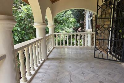 4 Bed House with En Suite in Lake View - 3