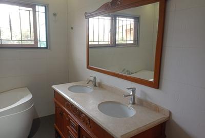 5 Bed House with En Suite in Lavington