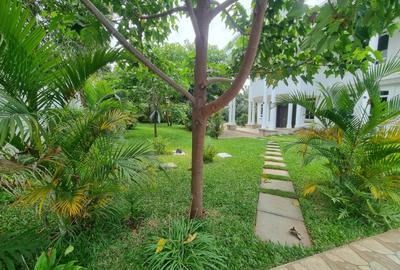 5 Bed House with En Suite in Runda - 4