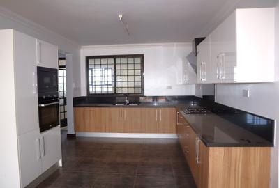 4 Bed Apartment with En Suite in Parklands