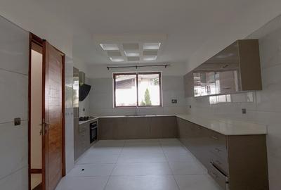 6 Bed Townhouse with En Suite in Lavington - 3