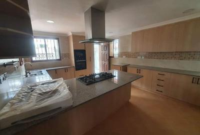 5 Bed Townhouse with En Suite in Spring Valley