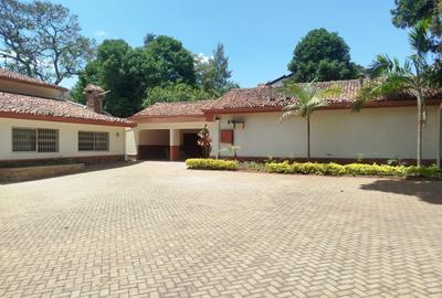 6 Bed House with En Suite in Nyari - 3