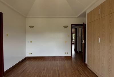 6 Bed House with En Suite in Runda - 3