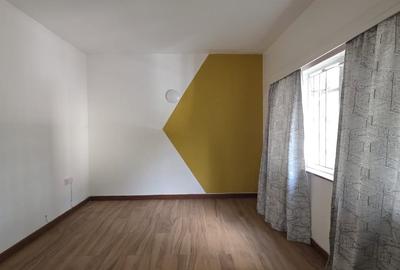 6 Bed House with En Suite in Lavington - 3