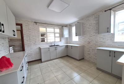 4 Bed House with En Suite in Thome - 3