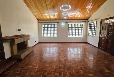 4 Bed House with En Suite in Lavington - 2