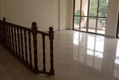 3 Bed Apartment with En Suite at As2012