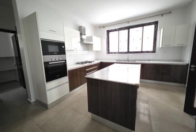 5 Bed Townhouse with En Suite in Lavington - 3