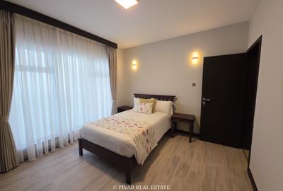 2 Bed Apartment with Swimming Pool in Riverside