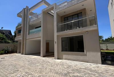 6 Bed Townhouse with En Suite at Lavington Green - 3