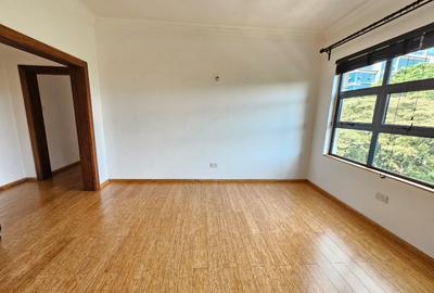 3 Bed Apartment with En Suite in Riverside