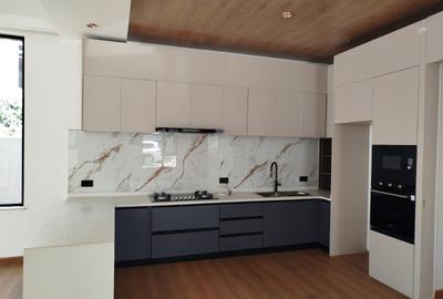 5 Bed House with En Suite in Lavington - 3