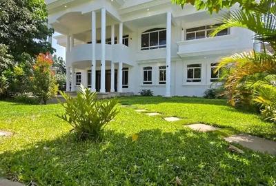 5 Bed Villa with En Suite in Runda