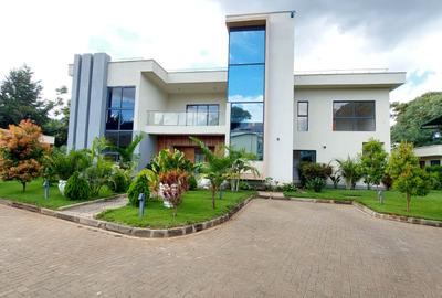 5 Bed House with En Suite in Runda