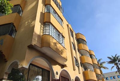 1,000 ft² Shop with Service Charge Included at 3Rd Parklands Avenue