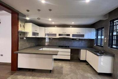 5 Bed Townhouse with En Suite in Lavington