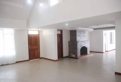 5 Bed House with En Suite at Garden Estate - 2