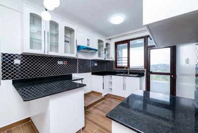 2 Bed Apartment with En Suite at Hill Top Road - 4