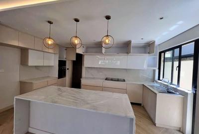 5 Bed Townhouse with En Suite in Lavington - 4