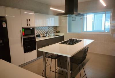 Furnished 3 Bed Apartment with Swimming Pool in Riverside