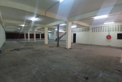 45,000 ft² Warehouse with Backup Generator in Industrial Area - 4