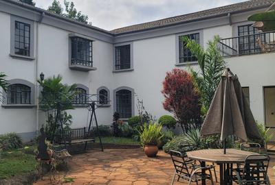 5 Bed House with En Suite in Runda