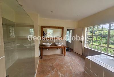 5 Bed House with En Suite in Ridgeways - 4