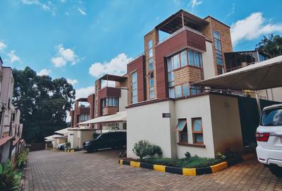 6 Bed Villa with En Suite in Lavington - 2