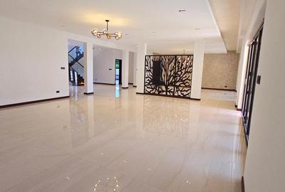5 Bed House with En Suite in Runda