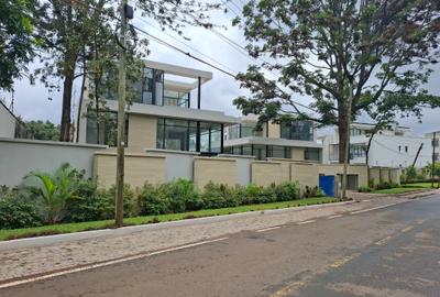 6 Bed Townhouse with En Suite in Lavington