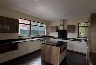 5 Bed Townhouse with En Suite in Lavington - 3