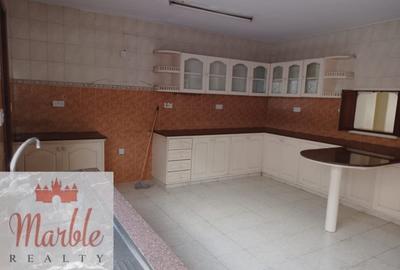 5 Bed Townhouse with En Suite in Spring Valley - 3