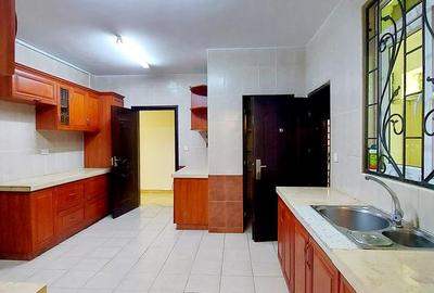 5 Bed House with En Suite in Lavington