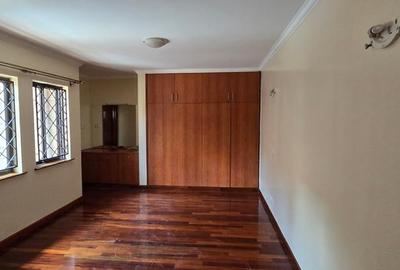 5 Bed Townhouse with En Suite in Lavington - 3